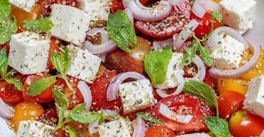 Меню у спеку: рецепт легкого та освіжаючого салату з фетою та м'ятою