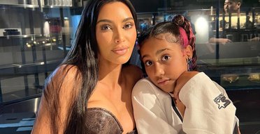 Дочка Кім Кардаш'ян отримала в подарунок дизайнерську сумочку із зображенням матері, що плаче