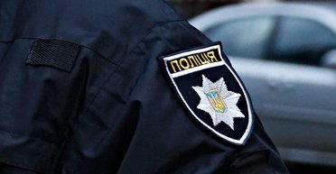 Травмировал ребенка и угрожал прохожим: в Одессе задержали мужчину с ножом (видео)