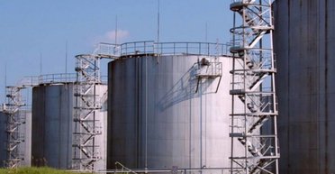 Почернел резервуар за 700 км: дроны ВСУ попали по нефтебазе в Пензе (видео)