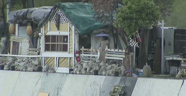 Чоловік, який не має житла, побудував великий будинок на узбіччі автостради (відео)