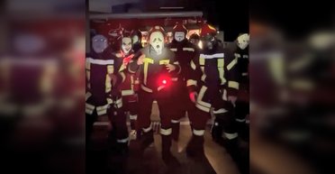 В масках и простынях: спасатели ГСЧС показали, как празднуют Хэллоуин (видео)