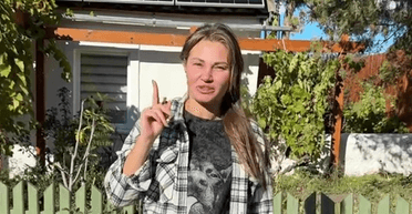 С солнечными панелями: украинка отстроила 100-летний дом в селе (фото)