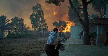 В Греции горит "культурная столица Европы": лесные пожары уничтожают целые деревни (видео)