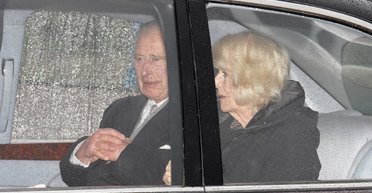 Король Чарльз ІІІ повертається до Лондона з королевою Каміллою (фото)