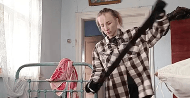 Украинка ушла от мужа и теперь живет, поднимая из пепла заброшенный дом в селе