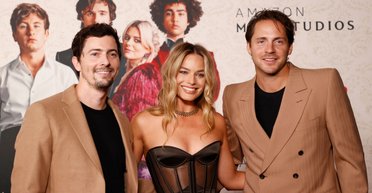 Марго Роббі зʼявилася на червоній доріжці з чоловіком (фото)