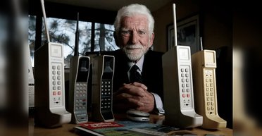 Мобільному телефону — 53 роки: яким був предок "мобільника" та про що була перша розмова (фото)