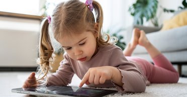 Від пелюшок до диплома: скільки коштує державі виростити одну дитину в Україні