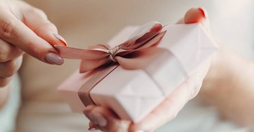 Мужчина разрушил годовщину брака из-за "особенного" подарка любимой: что произошло (фото)