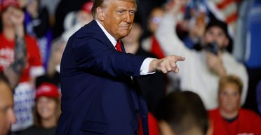 Трамп выпустил новую линейку духов "Victory 45-47": сколько стоят флаконы (фото)