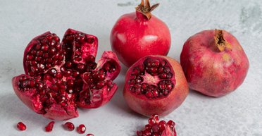 Як швидко почистити гранат і зберегти зерна цілими (відео)