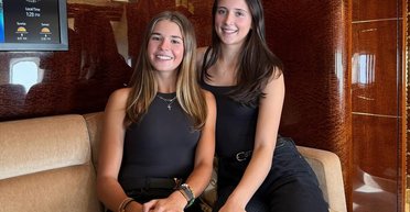 Позолота и личная спальня: внучка Дональда Трампа показала его самолет (видео)