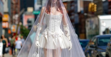 Джулія Фокс з'явилася на модний показ у весільній мінісукні та фаті до підлоги (фото, відео)