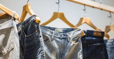 Не выходят из моды: дизайнер показал трендовые джинсы этой зимы (фото)