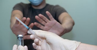 Смерть как аргумент. Как убедить вакцинироваться тех, кто выступает против прививок