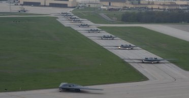 У США підняли в небо одразу 12 бомбардувальників B-2 Spirit: що сталося (відео)