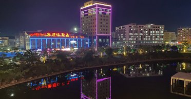 Золотой город мошенников: журналисты посетили странный город в зоне военных действий