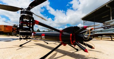 Ловить дрони, кидає бомби і тягне кабель: представлено унікальний дрон AeroStrike