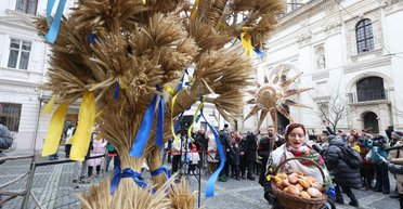 Різниця у пів години: у Львові на одній вулиці попрощалися з героями та встановили Різдвяний Дідух (фото)