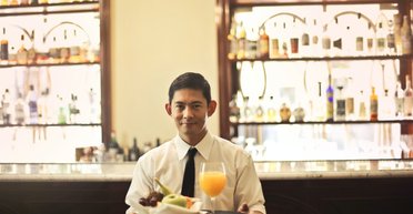 Бизнесмену пришлось убегать от официанта, которому он оставил большие чаевые: подробности