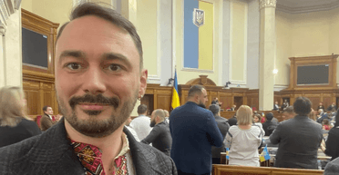 "Служу народу України": нардеп від "Слуги народу" порівняв свою роботу із захистом країни