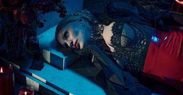 Мадонна знялася в дуже провокаційній фотосесії на кладовищі (фото, відео)