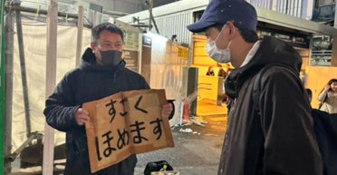 Чоловік хвалить перехожих на вулиці за гроші: скільки він заробляє на день (відео)