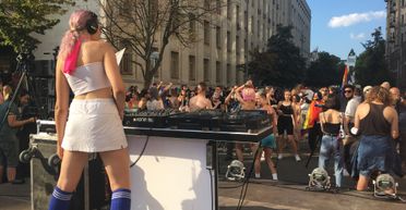 Рейв под ОП. Зачем молодежь вышла "танцевать за ЛГБТ" (фото, видео)