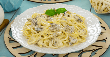 Спагеті з морепродуктами у вершковому соусі: швидкий рецепт поживної вечері