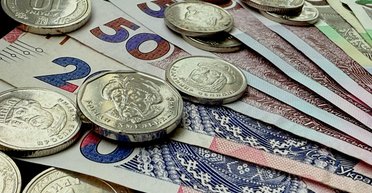 Деньги не поступают: почему задерживают базовую социальную помощь и кто ее получит