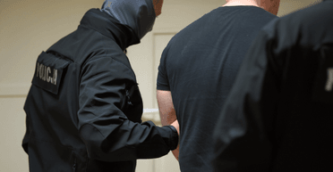 Пытался сбежать в Болгарию: угонщика авто польского премьера Туска задержали в аэропорту (видео)