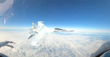 Небезпечні "ігри": російський Су-35 ледь не врізався в F-16 біля узбережжя Аляски (відео)