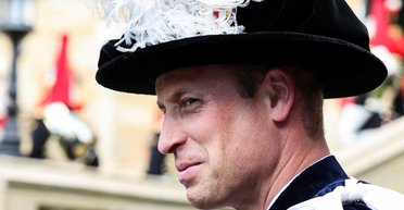 Не впізнати: принц Вільям у День підв'язки з'явився в капелюсі зі страусиним пір'ям (фото, відео)