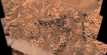 Марсоход NASA нашел на Марсе "чешую дракона": ученые не знают, как она появилась (фото)