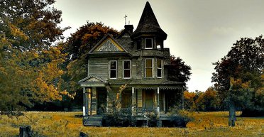 "Фото не брешуть": подружжя впевнене, що розгнівало привида, намагаючись продати "його будинок"