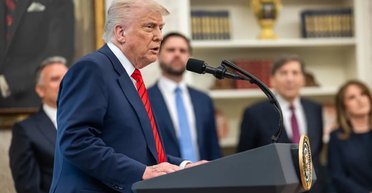 "Путин сдержал свое слово": Трамп отреагировал на нарушение РФ энергетического перемирия (видео)