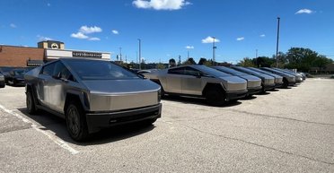 Не хотят покупать: десятки новеньких Tesla Cybertruck хранятся под открытым небом (видео)