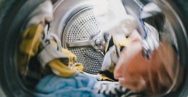 Люди неправильно стирают одежду: эксперт предостерегает от кондиционера для белья