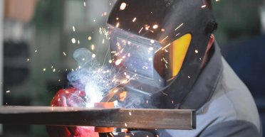 Бронирование, зарплата в 200 тыс. и обеды: каких специалистов ищут в Украине