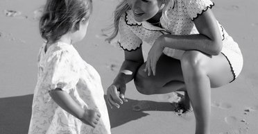 Племінниця принцеси Діани показала дворічну доньку від 66-річного чоловіка-мільярдера (фото)