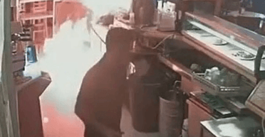 Незадоволений відвідувач підпалив бар через свій улюблений соус (відео)