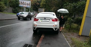 Ни с места. Почему новый закон о парковке не очистит тротуары от внедорожников