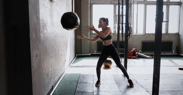 Жінка кинула медичний м'яч у спортзалі і швидко пошкодувала: що сталося (відео)