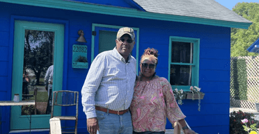 Подружжя продало великий будинок і побудувало унікальне село на березі моря (фото)