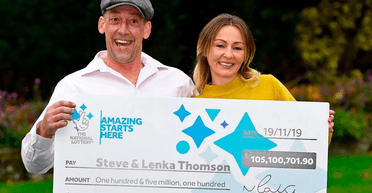 Будівельник, який виграв 105 мільйонів фунтів стерлінгів, продовжив працювати безкоштовно (фото)