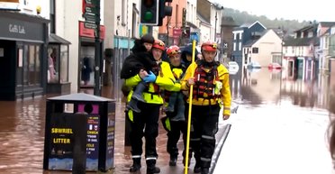 Есть погибшие и раненые: мощный шторм Клаудия накрыл несколько стран Европы (видео)