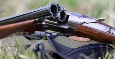 На Тернопольщине судили мужчину, который во время воздушной тревоги бегал в укрытие с ружьем