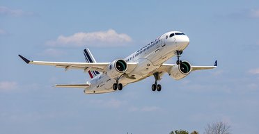 Мужчина ежедневно добирается на работу самолетом, потому что не хочет арендовать жилье