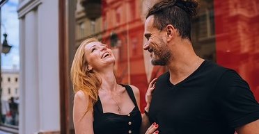 Шлях до серця через гумор. Учені з'ясували, чому жінки віддають перевагу веселим чоловікам